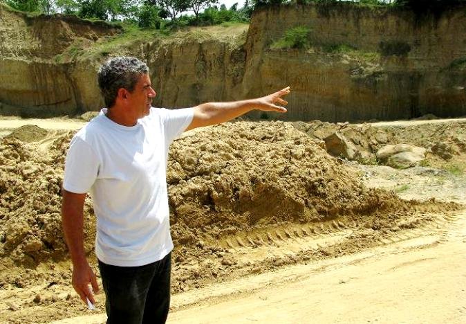 Jhon Sánchez, muestra  la grancera procesamiento de arena